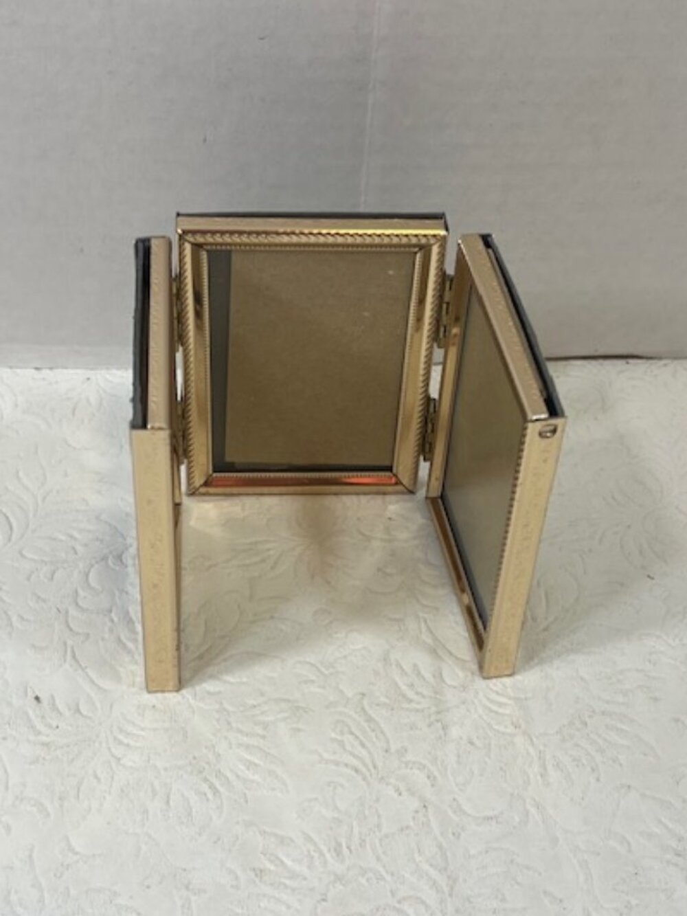 VTG Trifold Gold Tone Metal Hinged Mini Photo Frame Embossed Rope-Style Borders - Picture 2 of 11